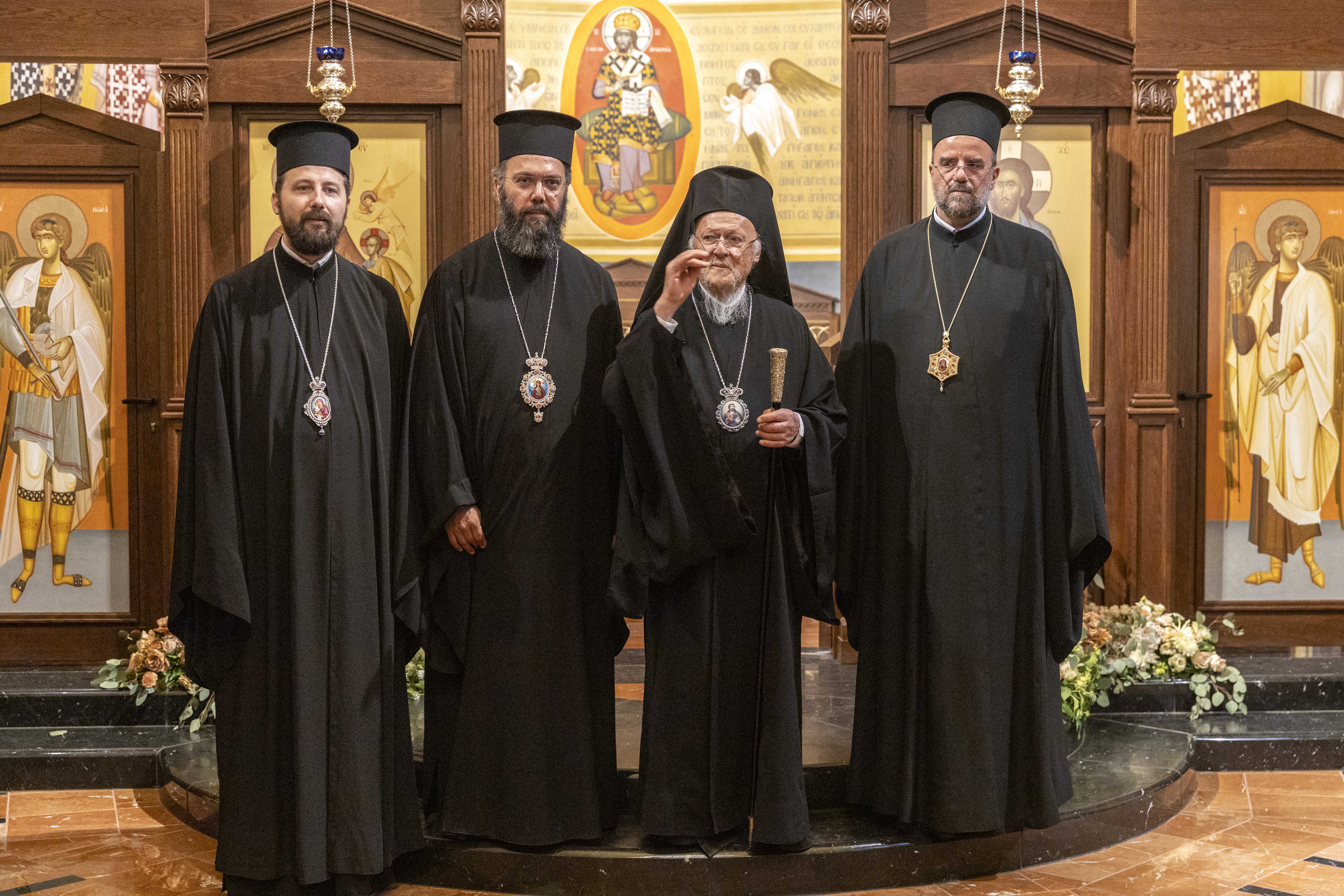 Ἀρχιερατικὴ Χοροστασία τοῦ Σεβασμιωτάτου Μητροπολίτου Γέροντος Χαλκηδόνος κ. Ἐμμανουὴλ στὸν Ἱερὸ Ναὸ τῶν Ἁγίων Τριῶν Ἱεραρχῶν στὴ Βουδαπέστη