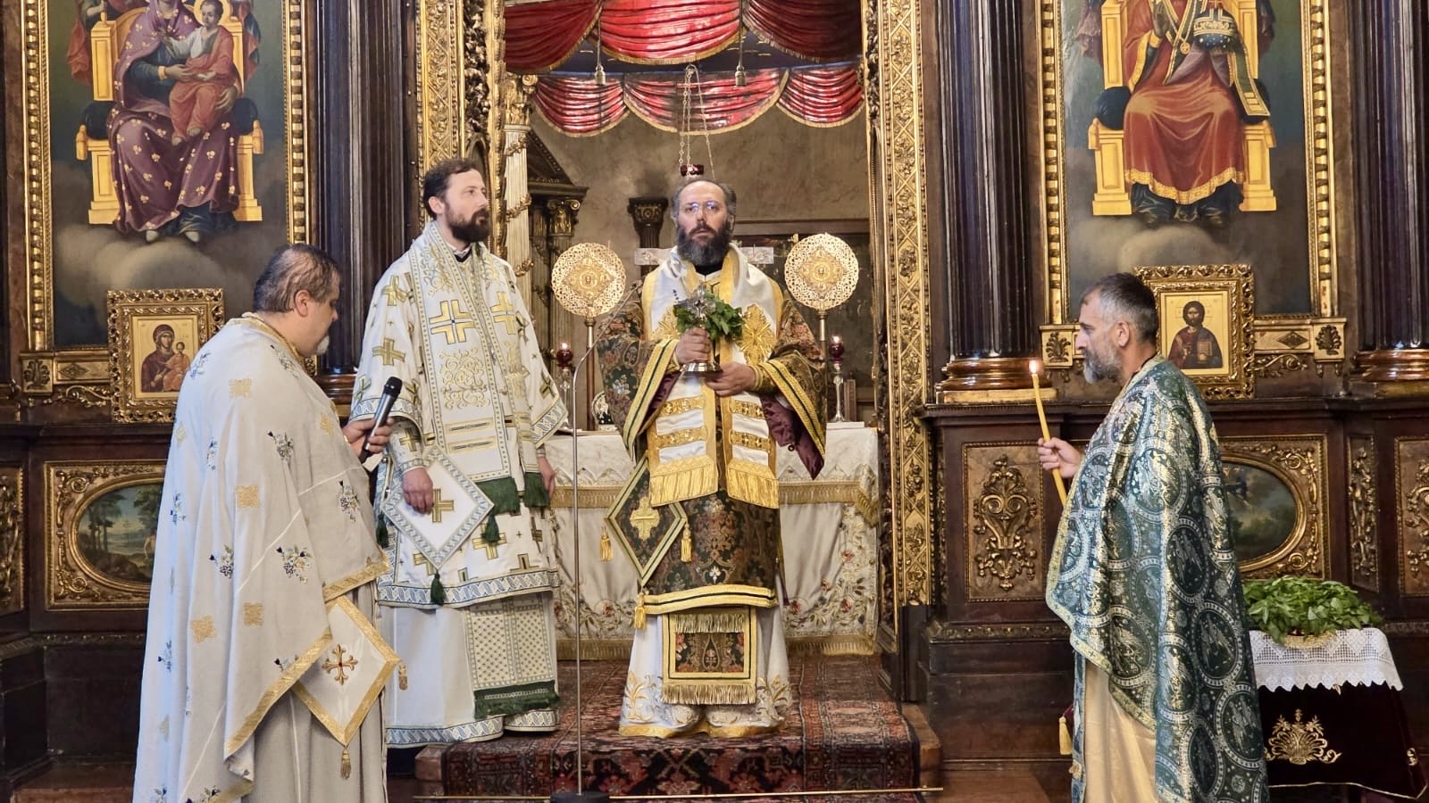 Ἑορτὴ τῆς Ὑψώσεως τοῦ Τιμίου Σταυροῦ καὶ Δισαρχιερατικὴ Θεία Λειτουργία στὸν Καθεδρικὸ Ἱερὸ Ναὸ Ἁγίας Τριάδος στὴ Βιέννη